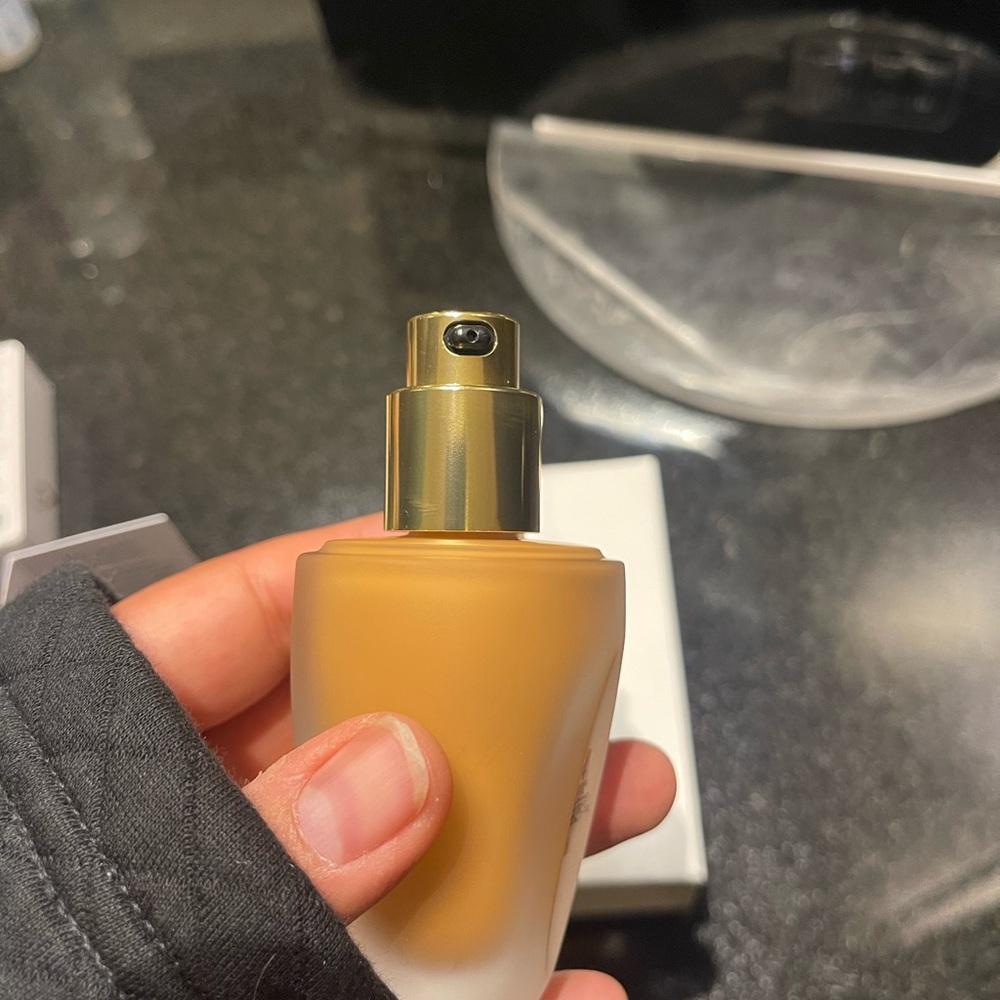 Lisa Eldridge seamless foundation shade 24 - Picture 4 of 8